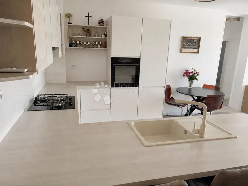 VODICE-APPARTAMENTO CON TERRAZZO+ 37 m² DI SPAZIO AGGIUNTIVO ARREDATO | 14:00 – 3