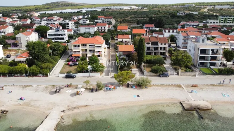 Samostalna stambena kuča sa jednim stanom,  4 apartmana te dodatnim građevniskim terenom odmah pored mora !