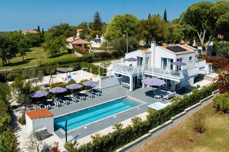 Istra, Višnjan, luksuzna vila 260 m² s grijanim bazenom i 4 en, suite spavaće sobe