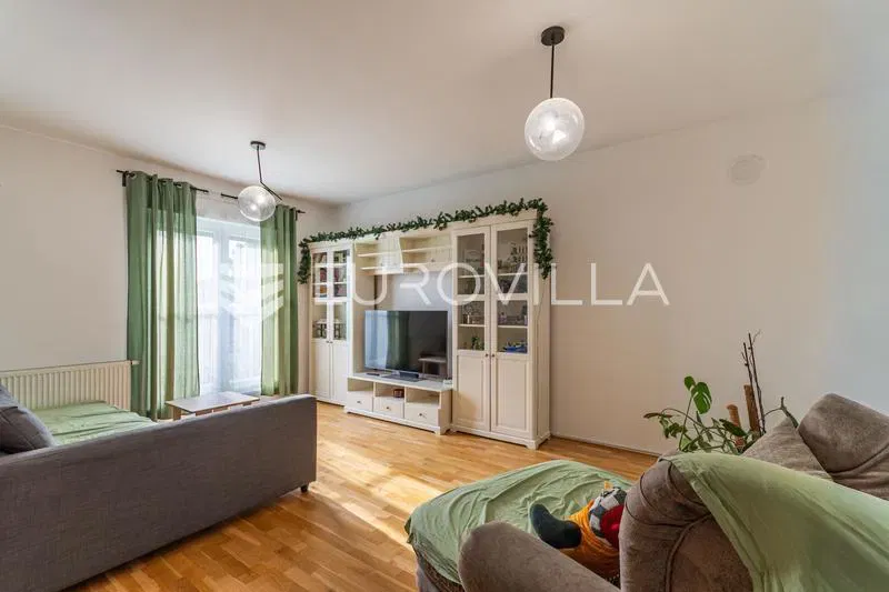 Varaždin, Jalkovečka, uređen dvoetažni stan površine 80,3 m²