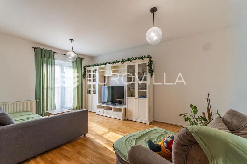 Varaždin, Jalkovečka, uređen dvoetažni stan površine 80,3 m²