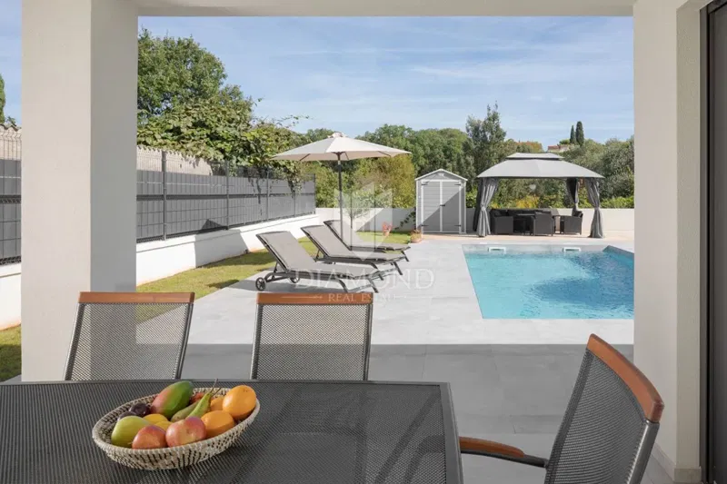 Zona di Pola: Casa moderna con due appartamenti separati e piscina – 3