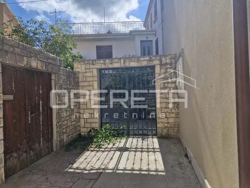 Kuća s dvije terase u centru Vele Luke, 100 m od mora