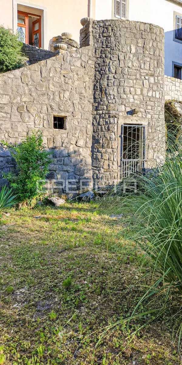 ISTRA, BUZET – Kuća u starom gradu s vrtom i prekrasnim pogledom