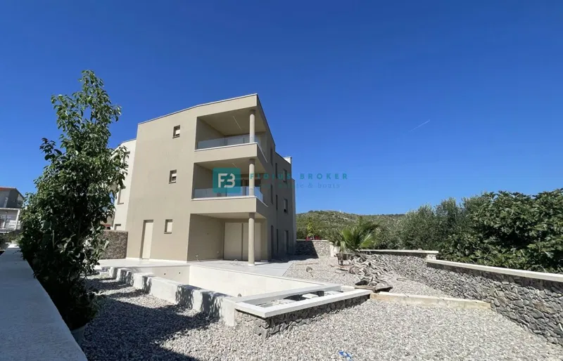 TRIBUNJ, novogradnja, 2. nadstropje, 650 m od plaže, pogled na morje, shramba – 3