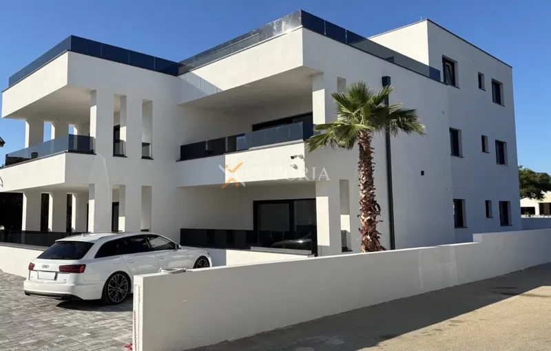 Privlaka – novogradnja s privatnim vrtom i 2 parkirna mjesta