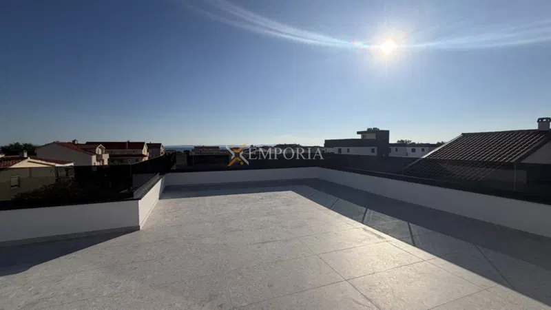 Privlaka – penthouse s pogledom na more, 200 m od mora