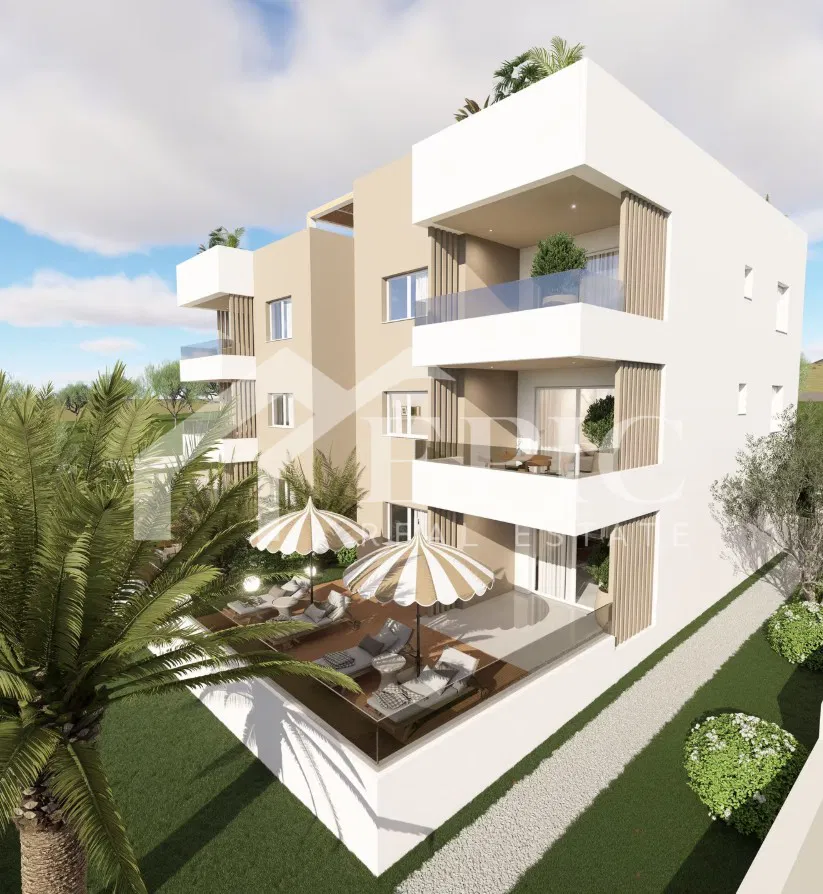 TURANJ – MODERNE WOHNUNG MIT GARTEN UND OFFENEM MEERBLICK