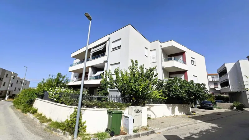 Podstrana, Strožanac - dvosobni komforni stan s balkonom i parking mjestom