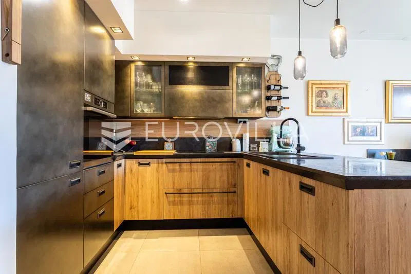 Split, Lovret, luxuriously furnished three-bedroom apartment with a total net usable area of 93 m² – 2