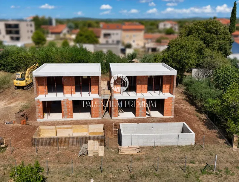 Poreč - Modern ikerház medencével 5 percre a központtól