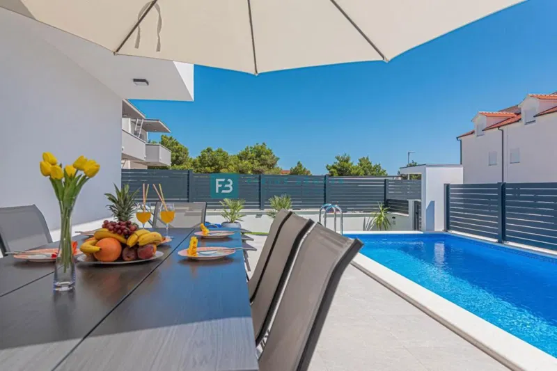 VODICE, nova, moderno opremljena hiša, bazen, 4 spalnice – 2