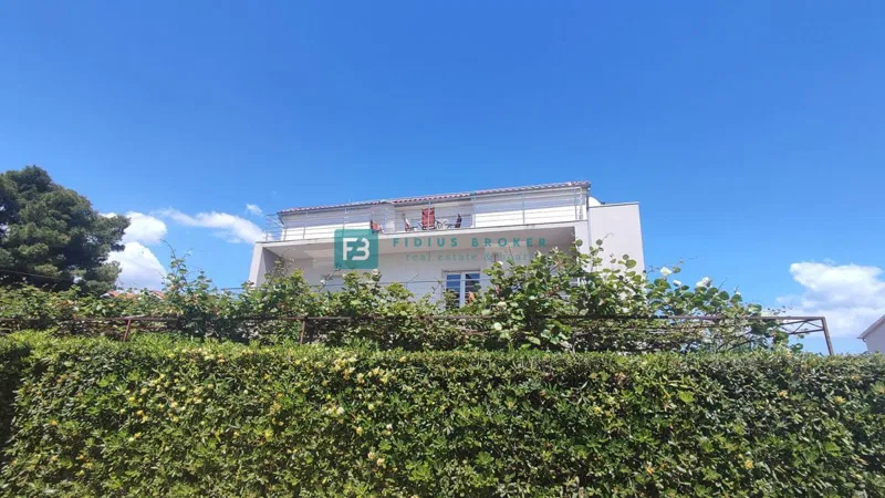 VODICE, top prilika, samostojeća kuća s 5 apartmana, 400 m od plaže – 2