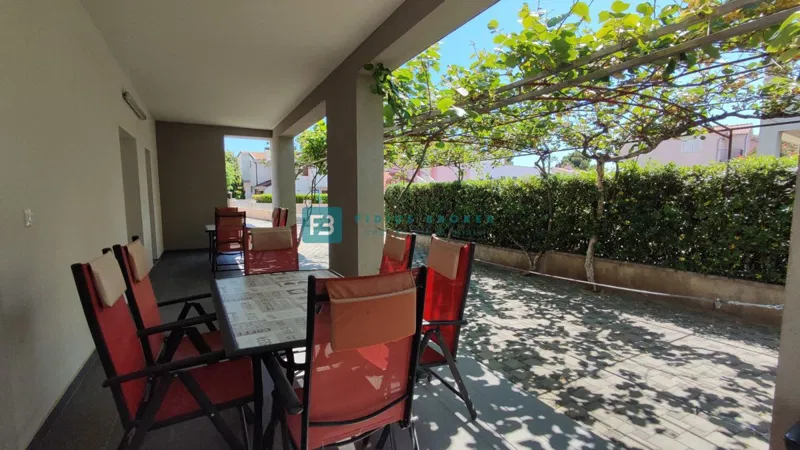 VODICE, top prilika, samostojeća kuća s 5 apartmana, 400 m od plaže – 3