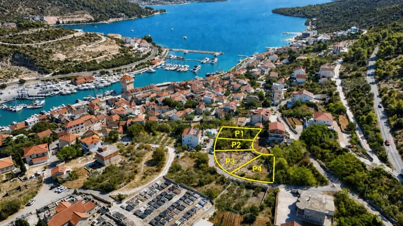 MARINA GRAĐEVINSKO ZEMLJIŠTE 532 m² S POGLEDOM NA MORE (P1)