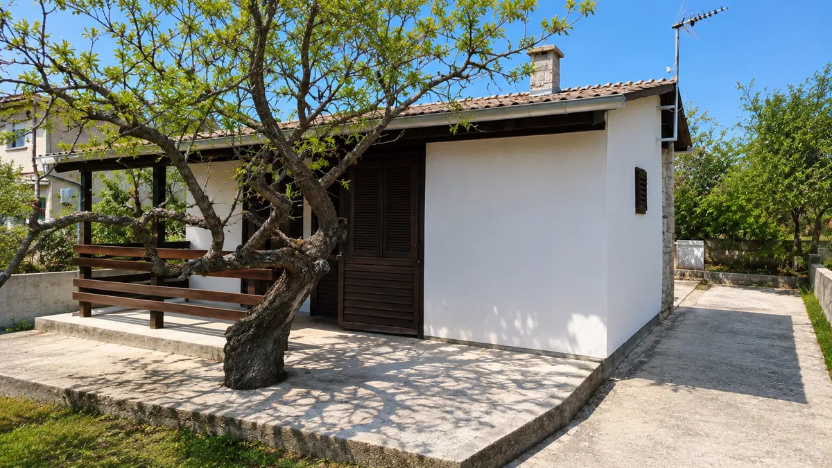 PRIMOŠTEN – SAMOSTOJEĆA KUĆA S VELIKIM POTENCIJALOM I DOZVOLOM ZA NOVU KUĆU
