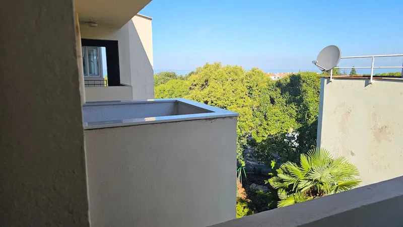 Stan s galerijom i pogledom na more – 300 m od plaže