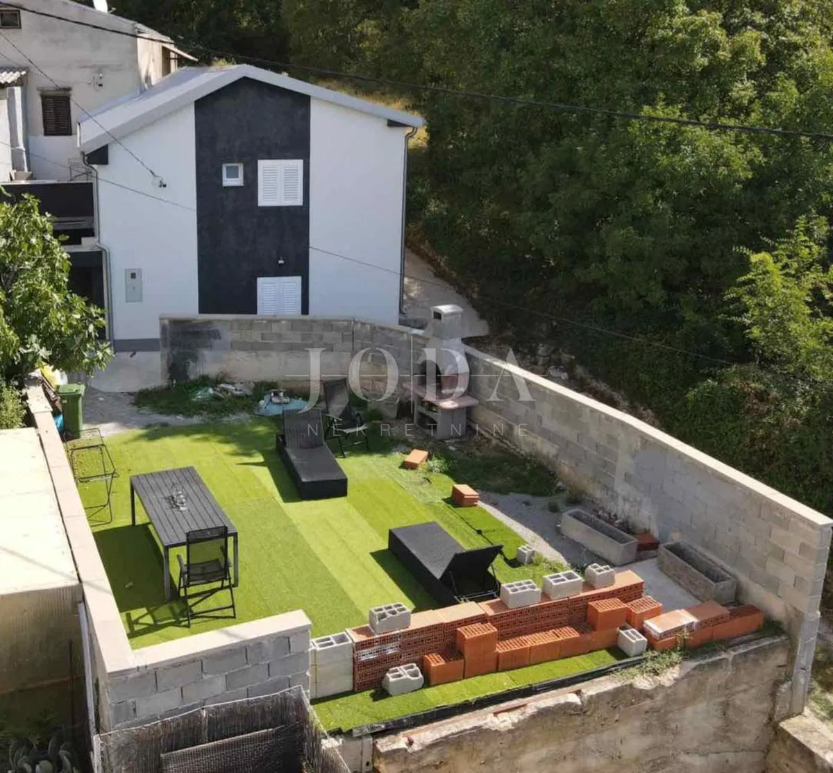 BRIBIR, kuća sa dva stana i okućnicom