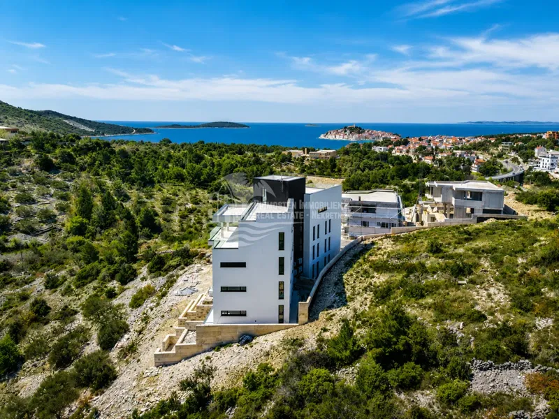 Primošten/Luksuzni stan s bazenom i vrtom