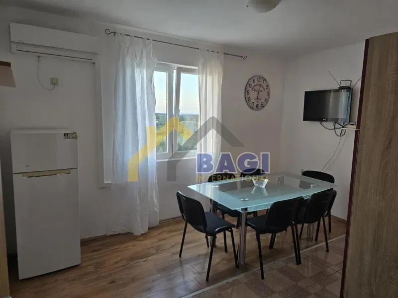 Zadar 3-soban stan od 80m2 za 6 radnika