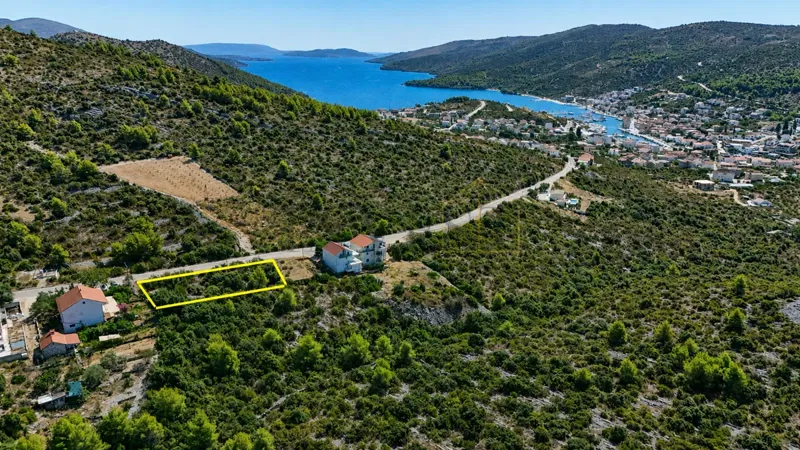 MARINA KOD TROGIRA - GRAĐEVINSKO ZEMLJIŠTE 942 M²