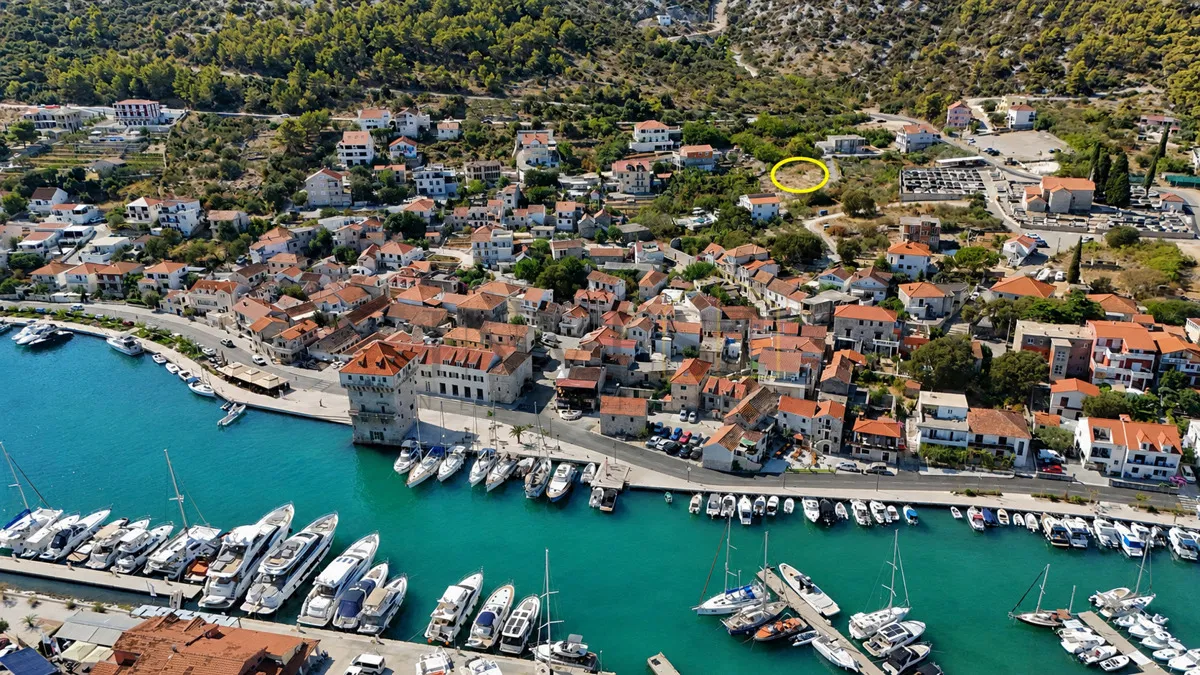 MARINA GRAĐEVINSKO ZEMLJIŠTE 554 m² S POGLEDOM NA MORE (P3)