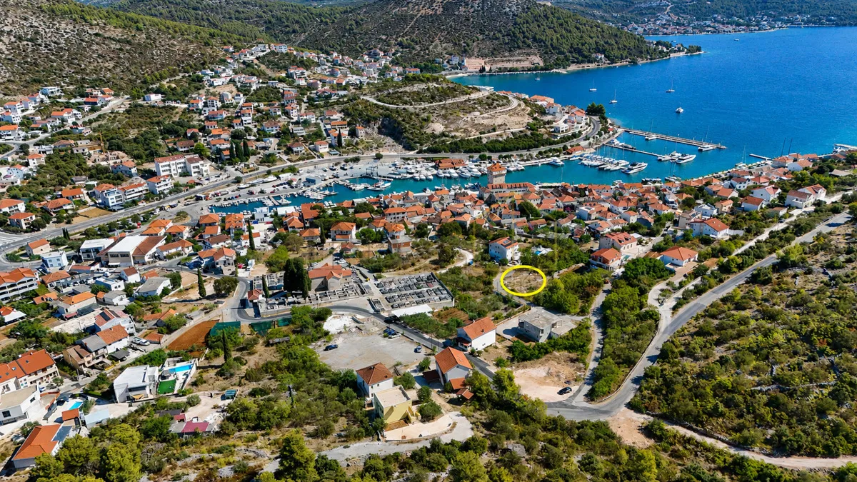 MARINA GRAĐEVINSKO ZEMLJIŠTE 468 m² S POGLEDOM NA MORE (P2)