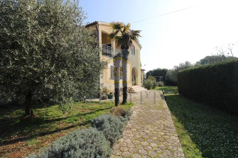Esclusiva dell'agenzia! Istria, Parenzo - Casa indipendente con due appartamenti + monolocale e ampio giardino - 1500 m dal mare! – 2