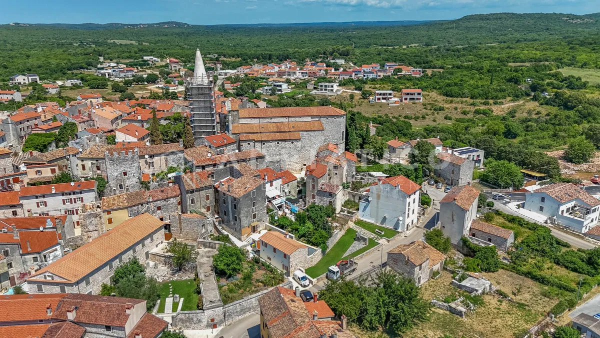 Bale, Istra – kamena kuća u centru
