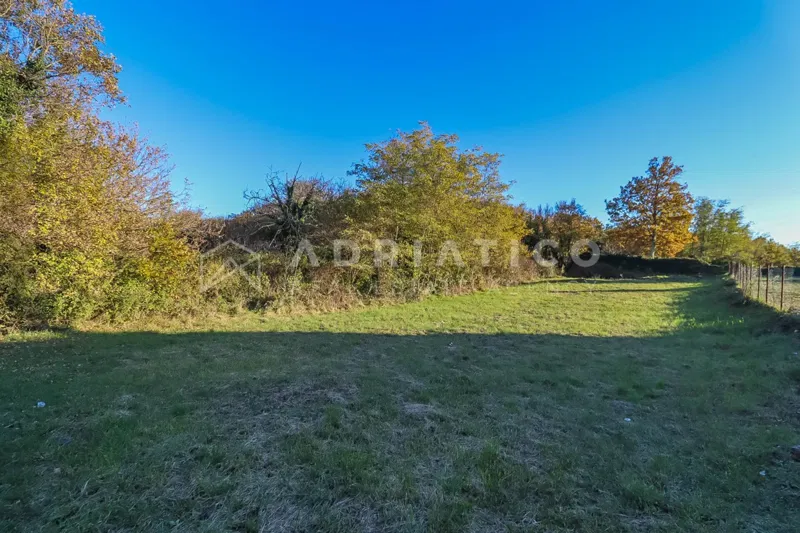 Kanfanar, Istra - lijepo zemljište na rubu građevinske zone