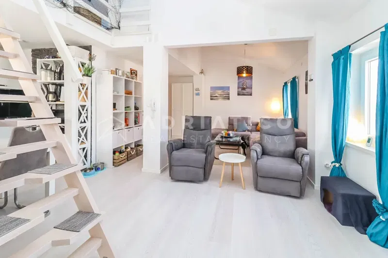 Rovinj, Istra, renoviran dvoetažni stan na mirnoj lokaciji