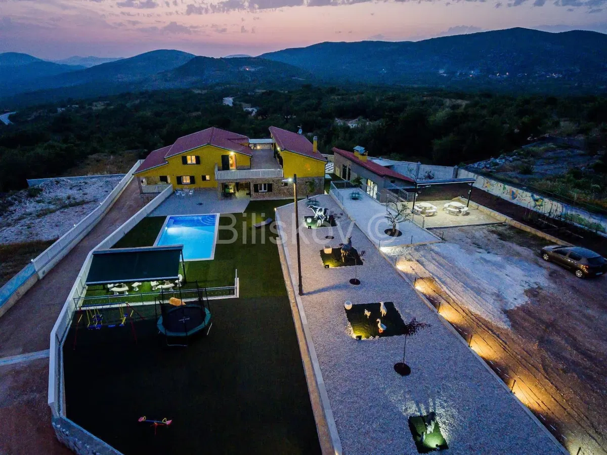 Prodaja,jedinstvena vila s bazenom i teretanom,Radošić