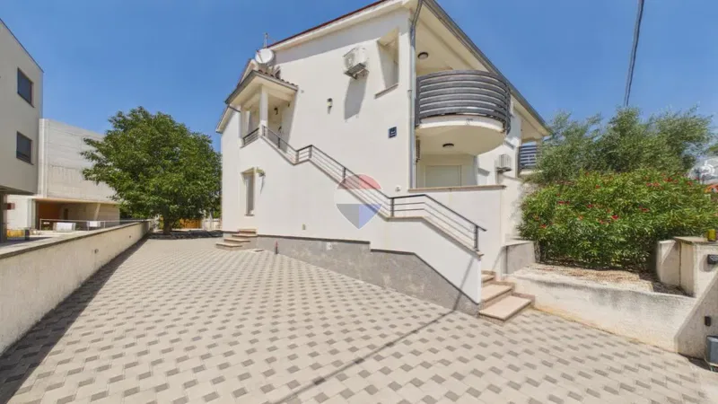 Istra,Štinjan-2 kuće sa 4 stana,bazen,parking i okućnica