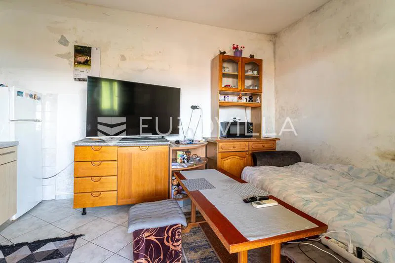 Kaštel Sućurac, jednosoban stan za kompletnu renovaciju u centru mjesta