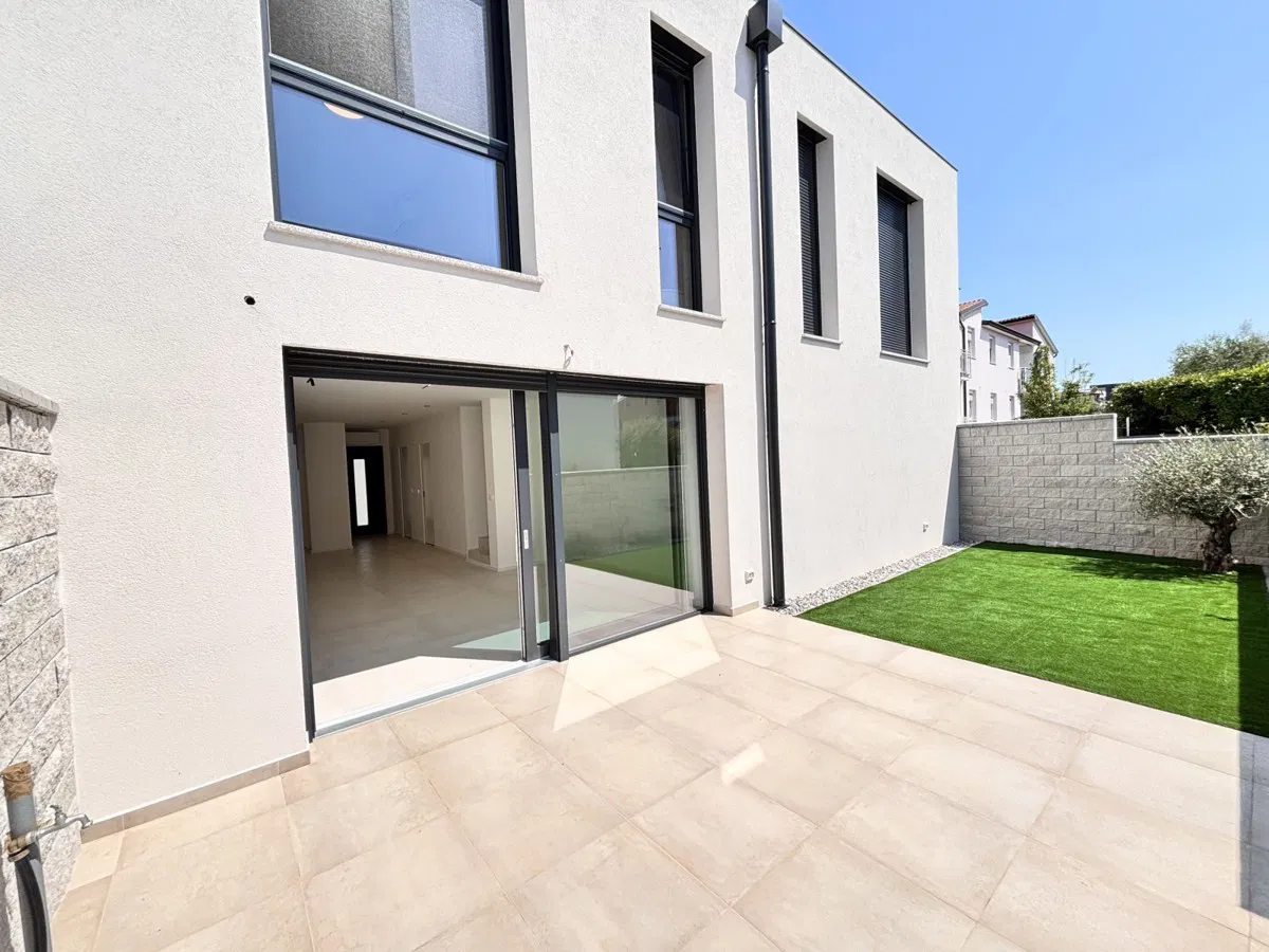 Casa a schiera moderna di 95 m² con cortile, a 2,5 km dal mare a Novigrad.
