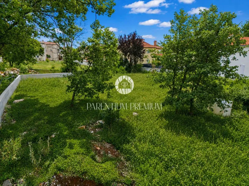 Poreč környéke – Telek tervvel egy medencés villa építésére