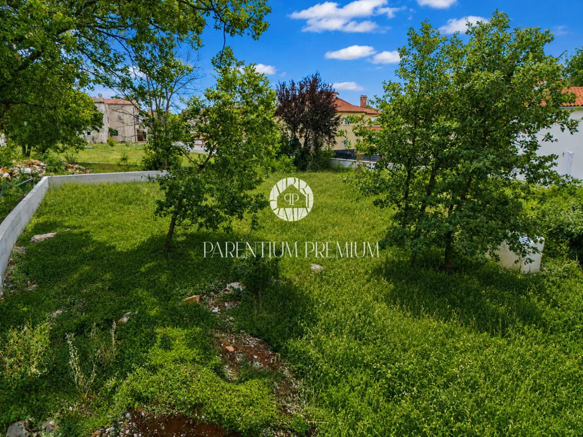 Poreč környéke – Telek tervvel egy medencés villa építésére