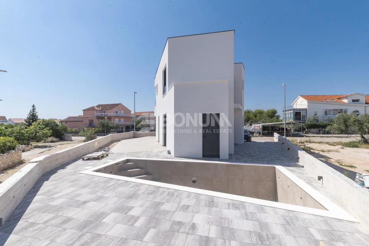 Odlična samostojeća kuća s bazenom, blizina plaže, Vodice- Srima