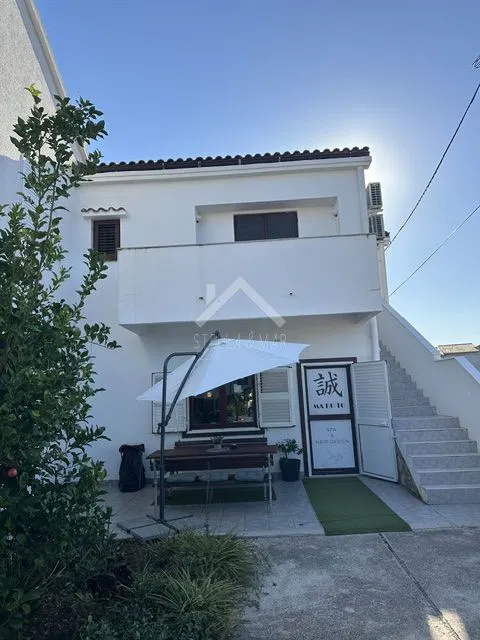 Haus im Zentrum mit Büroräumen und 2 Wohnungen - Nin