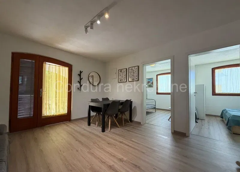 VIR – ATRAKTIVAN APARTMAN 52 m², 2 SPAVAĆE SOBE, 500 m OD MORA