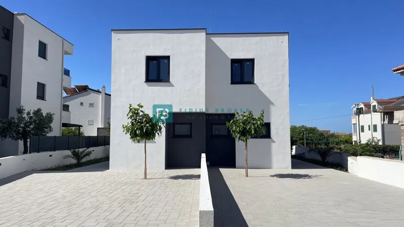 VODICE, novo, dupleks stanovanje, 650 m od morja, vrt 120 m2, shramba, 3 spalnice, S2 – 2