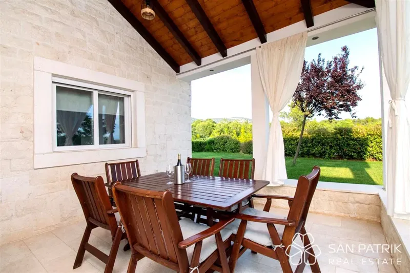 Haus (290 m2) mit Pool und großem Grundstück in ruhiger Lage bei Šibenik