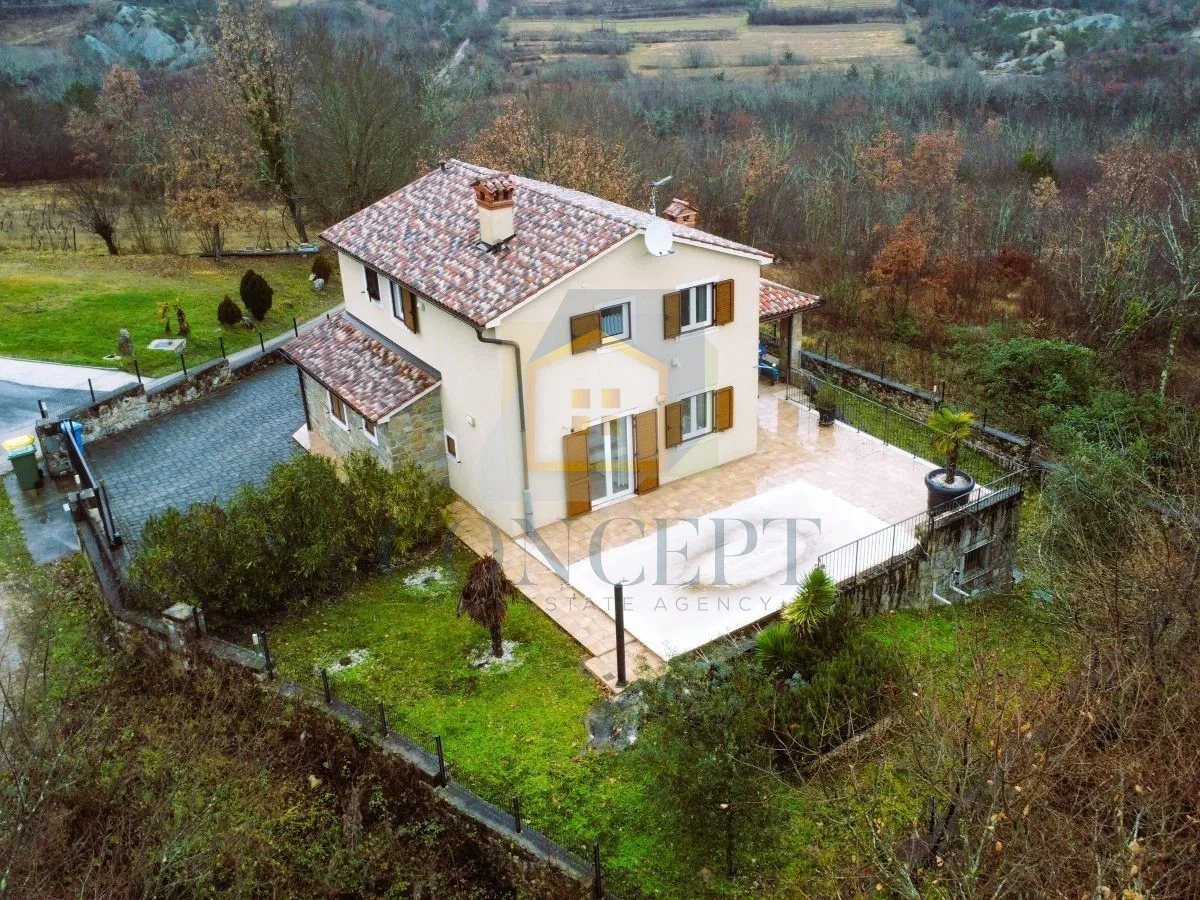 Affascinante casa familiare con piscina e giardino in una posizione idilliaca tra Albona e Pisino!