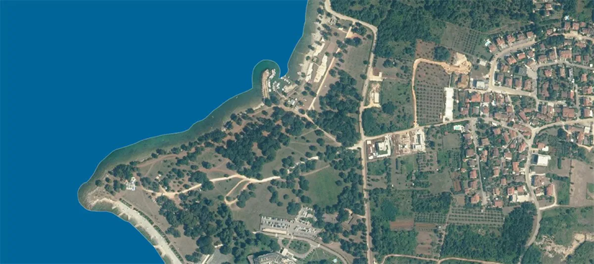 Zemljište MATERADA ( Poreč ) 4500m2 , oko 3700 m2 stambene namjene, 400 m od mora (Z-616)