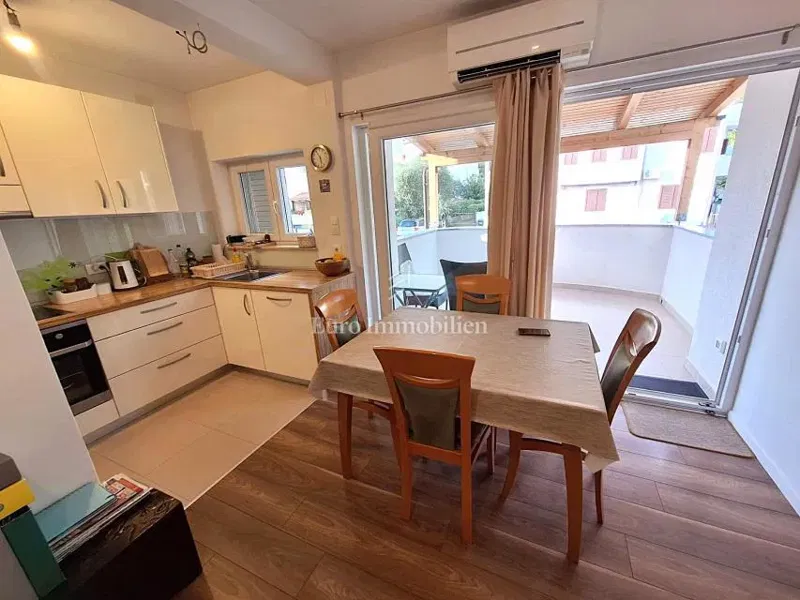 Two-bedroom apartment with parking near the sea, Baška – 3