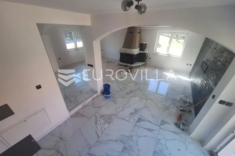 Ogulin, kuća 268 m², novouređena, odlična lokacija, blizina centra