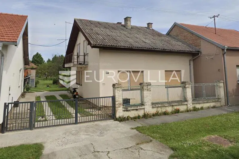 Beli Manastir, centar, obiteljska kuća u mirnom okruženju, 160 m²