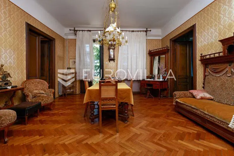 Rijeka, Bulevard, four-bedroom period apartment, 180 m², sea view – 2