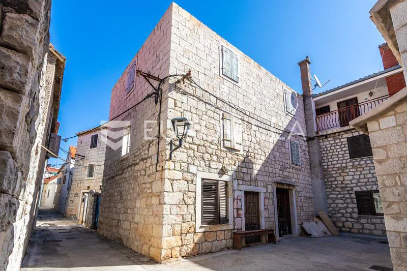 Trogir, Seget Donji, kamena kuća s potencijalom u centru mjesta