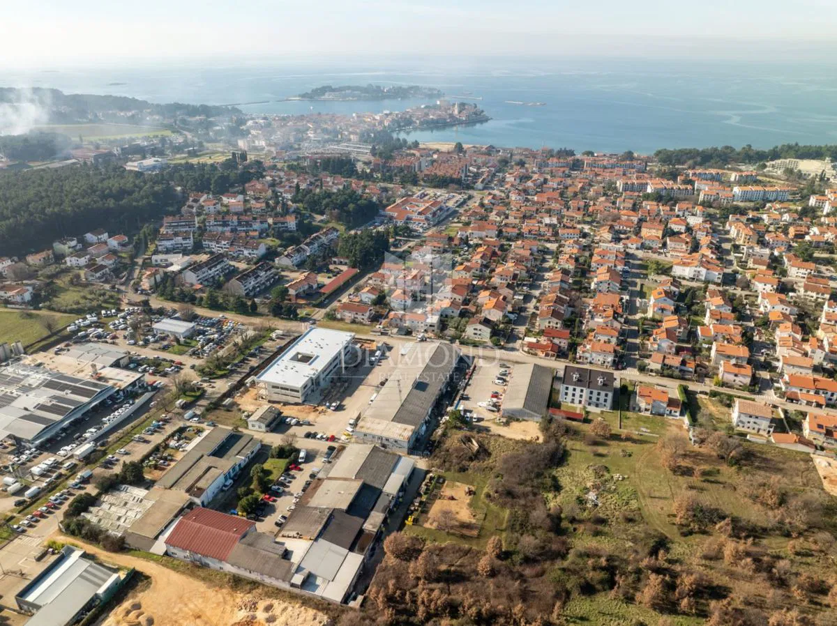 Poreč – Gewerbeimmobilie nahe dem Stadtzentrum, ideal für ein Distributions- oder Einkaufszentrum